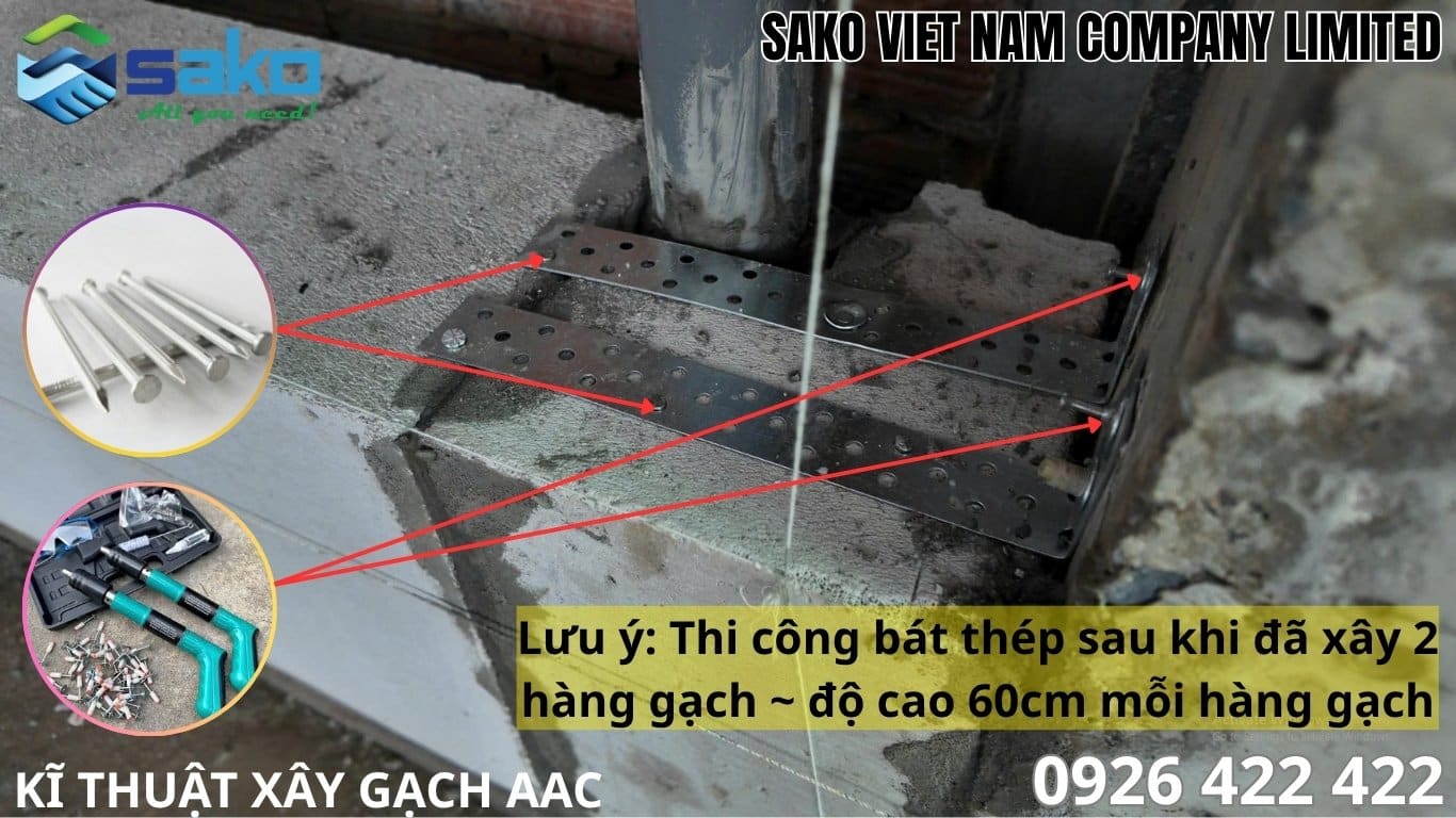 Cách xây tường gạch bê tông nhẹ - Liên kết râu sắt/bát thép giữ tường với cột