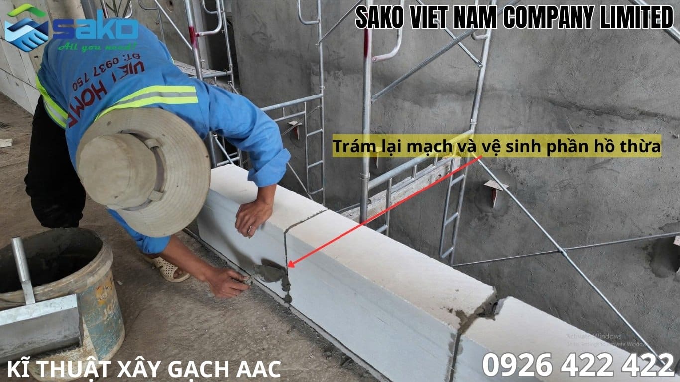 Cách xây tường gạch bê tông nhẹ - Thao tác trám lại mạch ngay sau khi xây